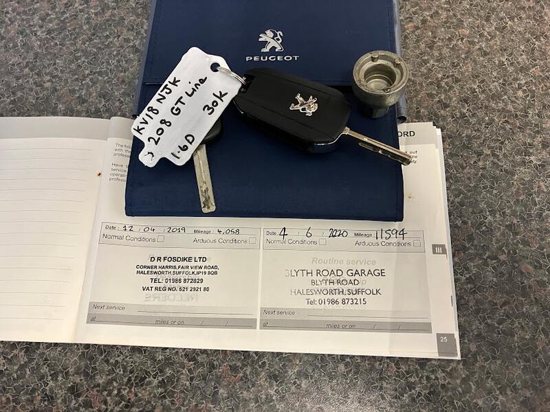 PEUGEOT 208