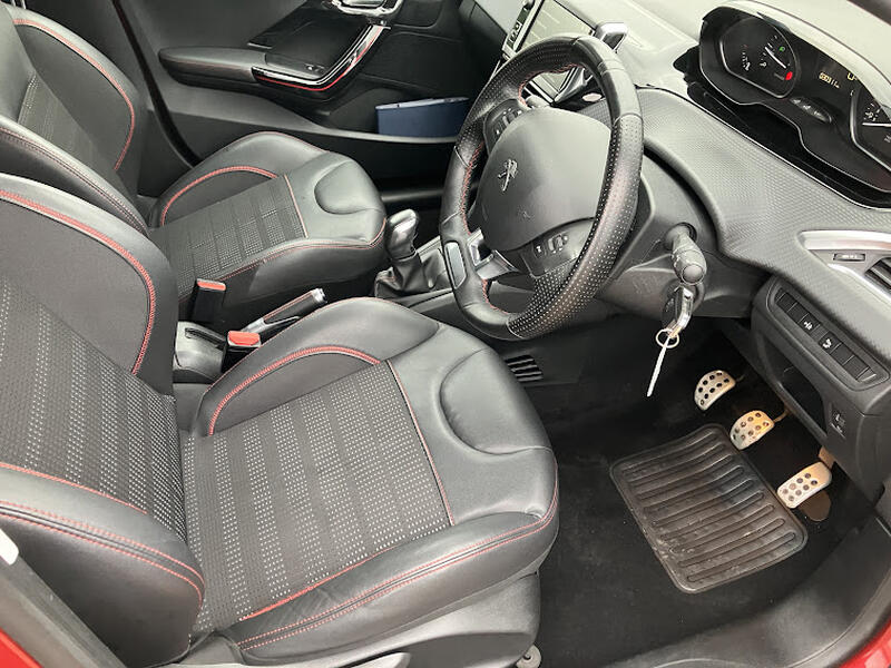 PEUGEOT 208