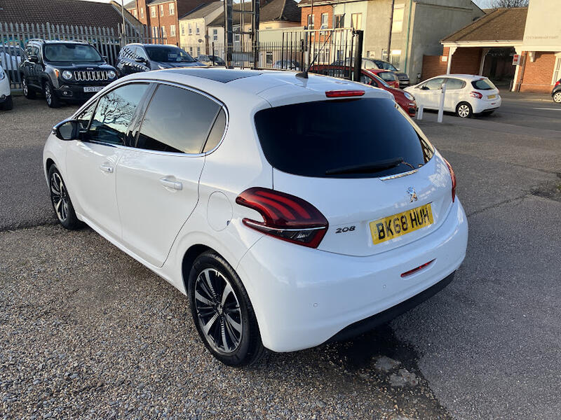 PEUGEOT 208